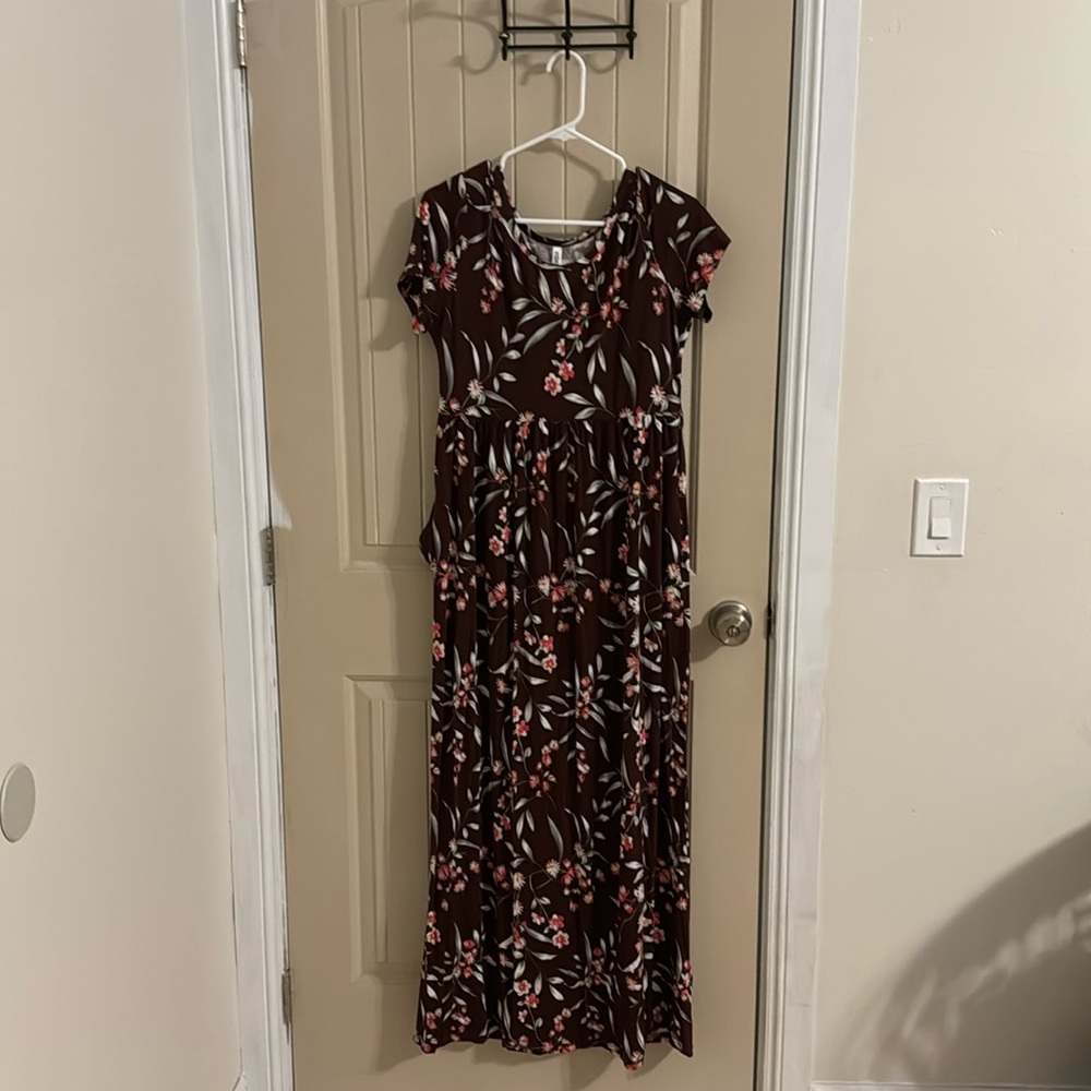 Short sleeve stretchy long maroon dress
